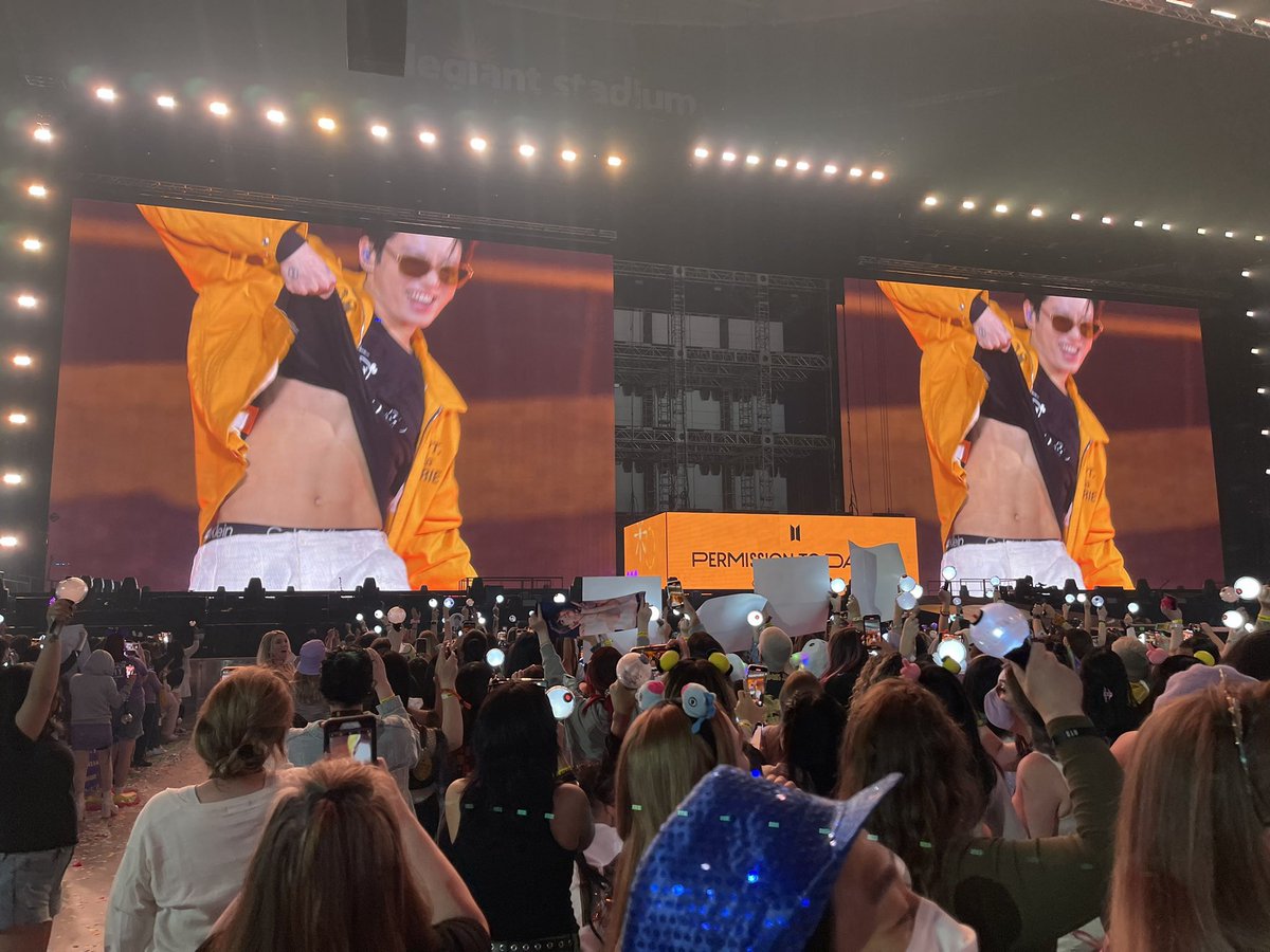 igeboyaaaa's tweet photo. Pls make it happen @CalvinKlein @bts_bighit @BTS_twt  #JUNGKOOK #BTSCONCERT #BTS_THE_CITY_LasVegas https://t.co/kqSNqt1wL4