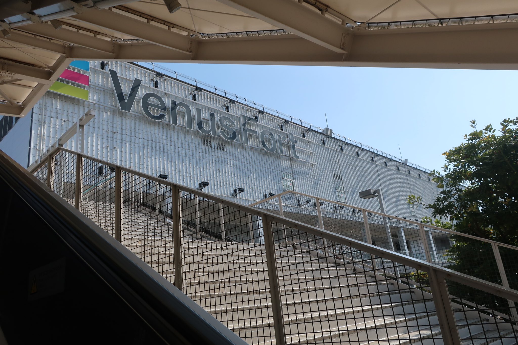 なかけん 在 Twitter パレットタウンが閉館 解体中の中 大観覧車だけは動いているということなので 解体前に乗車 通勤していた職場やフジテレビやレインボーブリッジは勿論 東京スカイツリーまで一望できる しかし 強風で恐怖だよ T Co 1kqedbdc5w