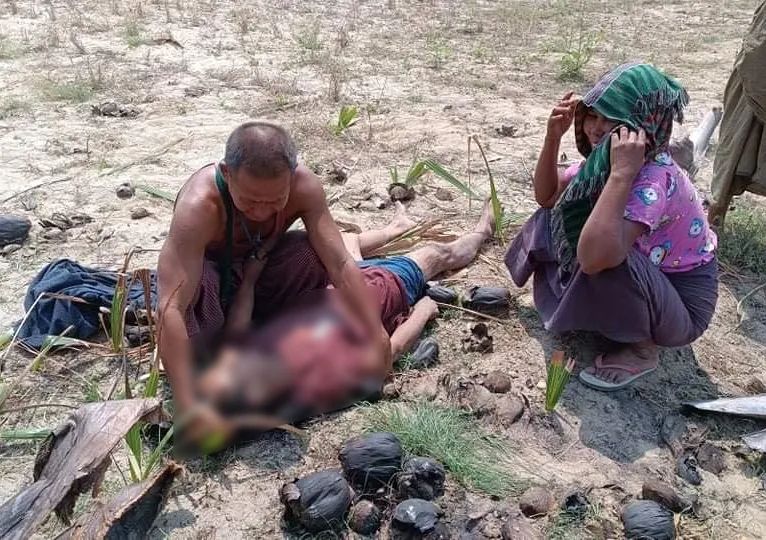Khithitofficial's tweet photo. ပခုက္ကူမြို့နယ်၊ မြစ်ဖျားရွာကို စစ်သားများ ဝင်ရောက်မီးရှို့၍ နေအိမ် ၈၆ လုံး မီးလောင်ပျက်စီး၊ ပြည်သူ ၄ ဦး ကို ပစ်သတ်သွား

ရန်ကုန်၊ ဧပြီ ၉
Read More -> https://t.co/7a0auqaBox https://t.co/MXJ3HzoaTZ