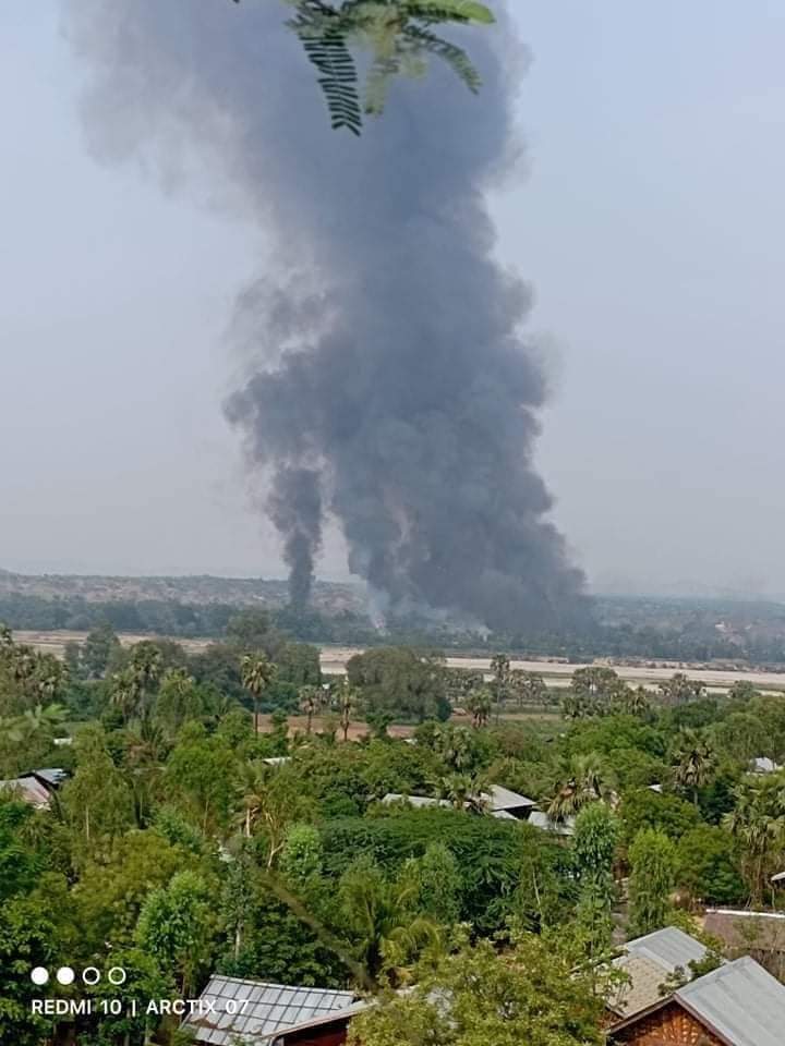 Khithitofficial's tweet photo. ပခုက္ကူမြို့နယ်၊ မြစ်ဖျားရွာကို စစ်သားများ ဝင်ရောက်မီးရှို့၍ နေအိမ် ၈၆ လုံး မီးလောင်ပျက်စီး၊ ပြည်သူ ၄ ဦး ကို ပစ်သတ်သွား

ရန်ကုန်၊ ဧပြီ ၉
Read More -> https://t.co/7a0auqaBox https://t.co/MXJ3HzoaTZ