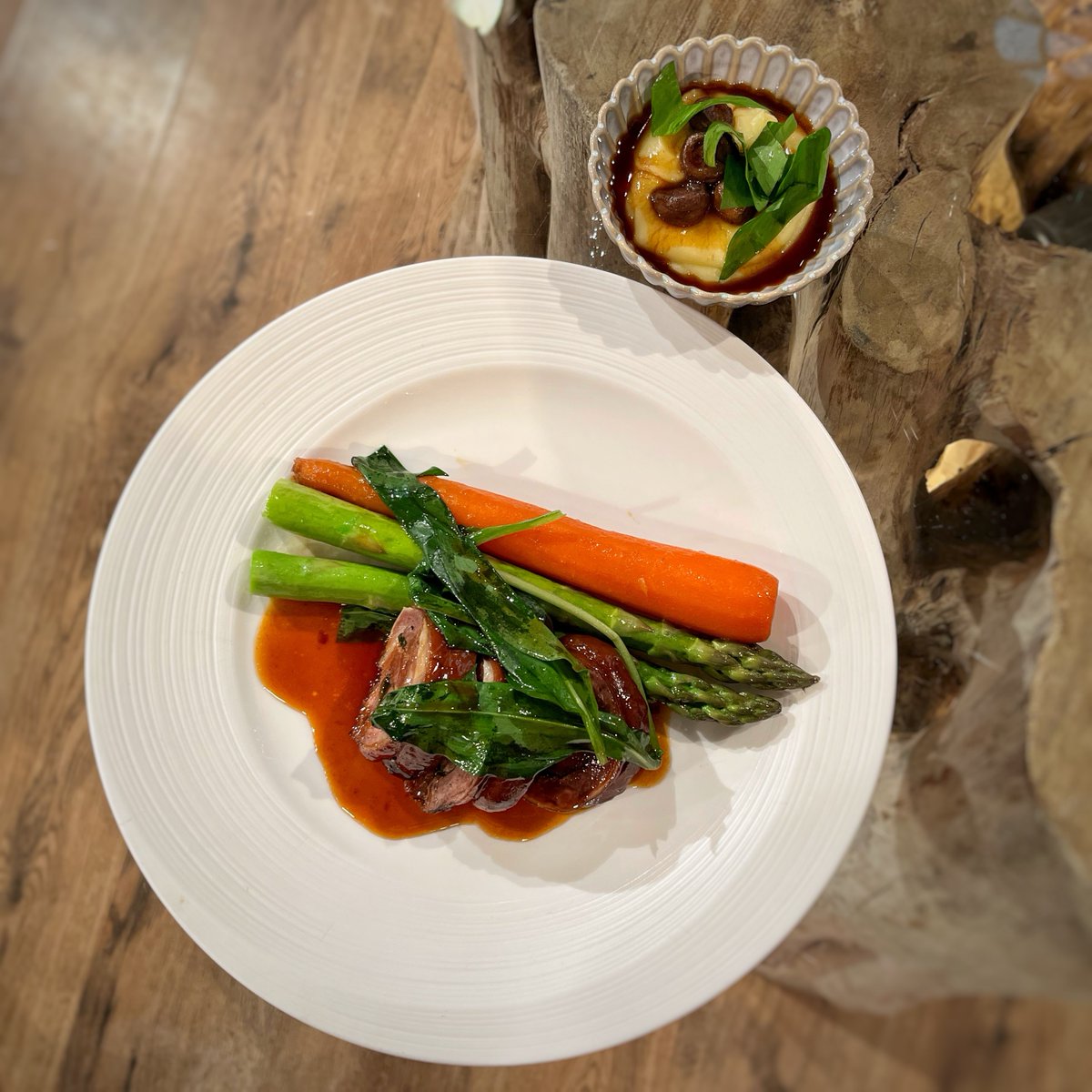 SaturdayKitchen's tweet photo. Tom's wonderful rolled lamb belly with English asparagus and wild garlic - also delicious with monkfish!

You can find Tom's recipe here: https://t.co/jXHyr1gt3A which Helen recommends enjoying with a glass of Leyda Reserva Pinot Noir 2020 (£12, Tesco) 🍷

#SaturdayKitchen https://t.co/Q9BXK7XJjX