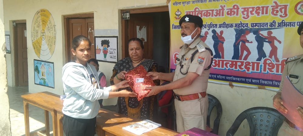 Champawatpolice's tweet photo. #WECD तथा चंपावत #पुलिस द्वारा बेटी बचाओ बेटी पढ़ाओ #अभियान के तहत #टनकपुर तथा काकड़, #बाराकोट में बालक/बालिकाओं के सुरक्षा के दृष्टिगत चलाए जा रहे 10 दिवसीय आत्मरक्षा प्रशिक्षण #शिविर का आज समापन। कुशल प्रशिक्षकों के माध्यम से 350 छात्र छात्राओं को #आत्मरक्षा के गुर सिखाए गए। https://t.co/5ZNB9rwIp1
