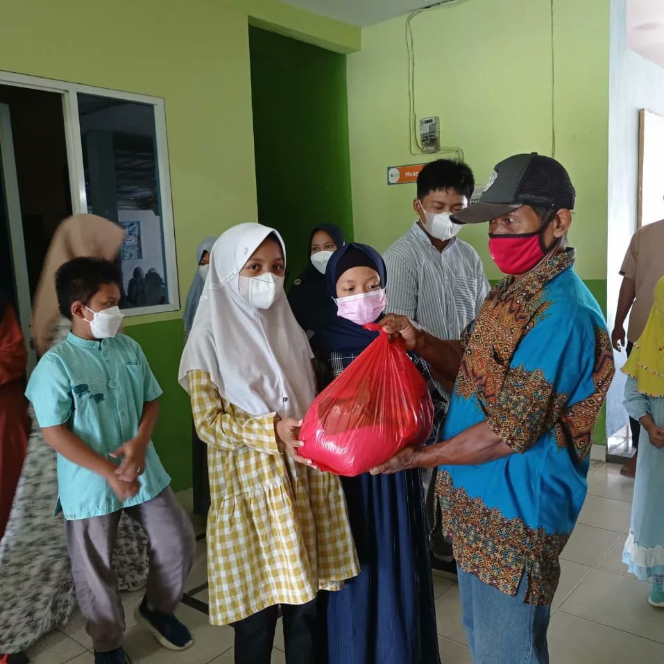 citrabangsapsw's tweet photo. Final day of #pesantrenramadan2022
Praktek tata cara membayat zakat fitrah dan membagikan bantuan kepada saudara yang membutuhkan
Helping others makes you happier... Jadi teruslah berbagi dengan sesama

#citrabangsaschool 
#pringsewu 
#lampung 
#ppdbcbs2022
#ramadan2022 https://t.co/Bf9pW0J2Tt