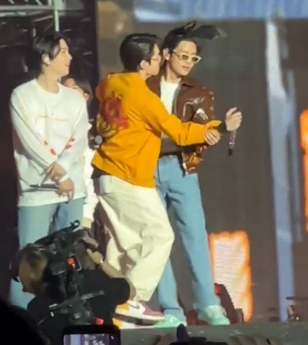 Vkhopee's tweet photo. Taekook slow couple dance on stage angles - a thread 🥲 https://t.co/LaYhVRJ1ca