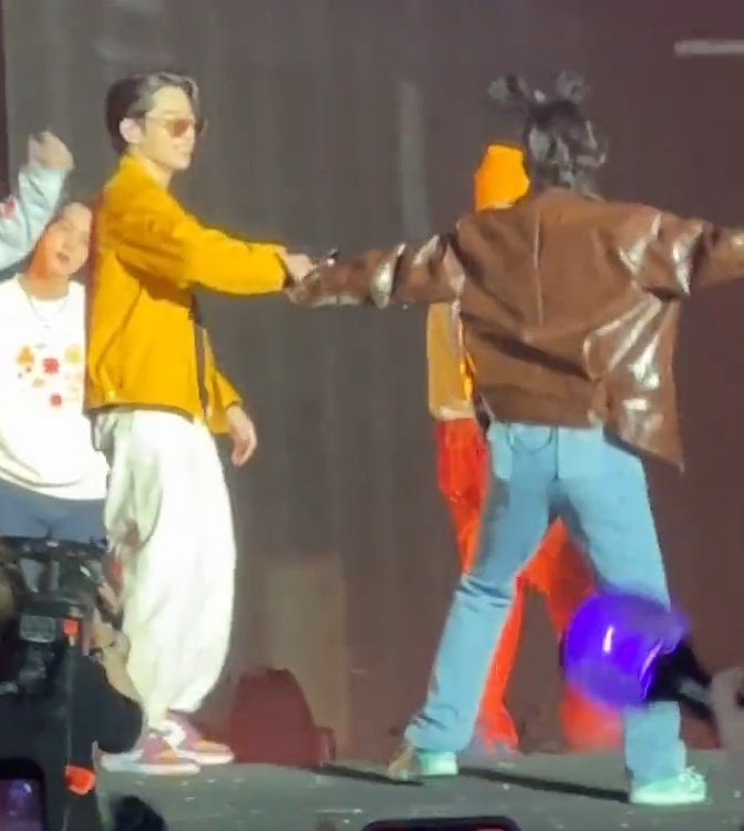 Vkhopee's tweet photo. Taekook slow couple dance on stage angles - a thread 🥲 https://t.co/LaYhVRJ1ca