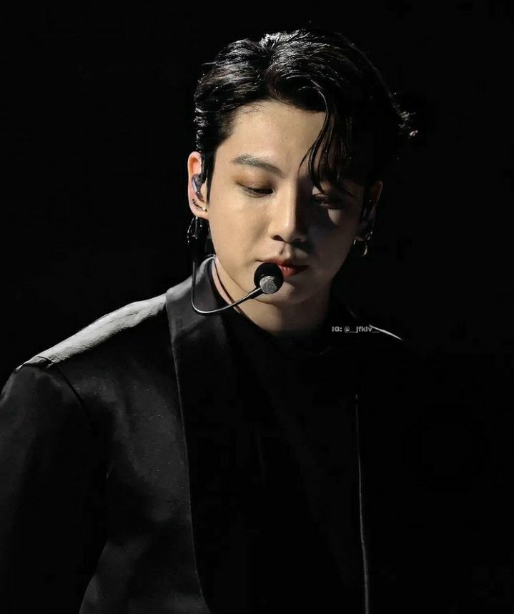 JKookieK15's tweet photo. Jungkook you look soooooo beautiful Handsome person in the world🖤🌍💜💜#manInBlack💜#JungkookInblack🔥🖤💜💜#PakistanlovesBTS💜#JK💜💜#bts_notice_pak_army💜💜#JKmyEuphoria💜💜#myUniverse🌍💜💜#Cutie💜💜 https://t.co/iG8wJeQciS