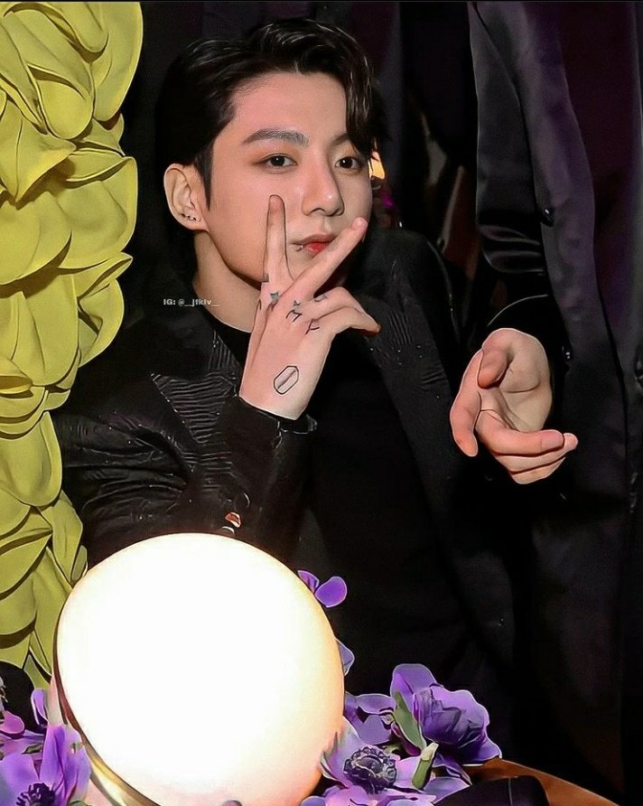 JKookieK15's tweet photo. Jungkook you look soooooo beautiful Handsome person in the world🖤🌍💜💜#manInBlack💜#JungkookInblack🔥🖤💜💜#PakistanlovesBTS💜#JK💜💜#bts_notice_pak_army💜💜#JKmyEuphoria💜💜#myUniverse🌍💜💜#Cutie💜💜 https://t.co/iG8wJeQciS