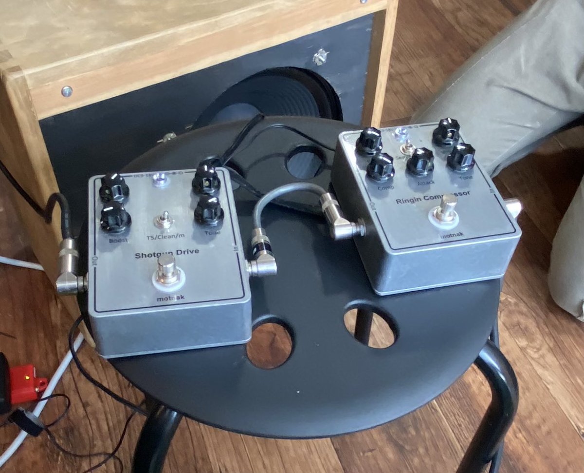 チェック用で使わせてもらったmotnak Sound Worksオリジナルのコンプとオーバードライブも素晴らしかった！どっちも絶妙にさりげなく掛かる感じ。デカい音で鳴らしたらもっと威力を発揮するやつっぽい。
