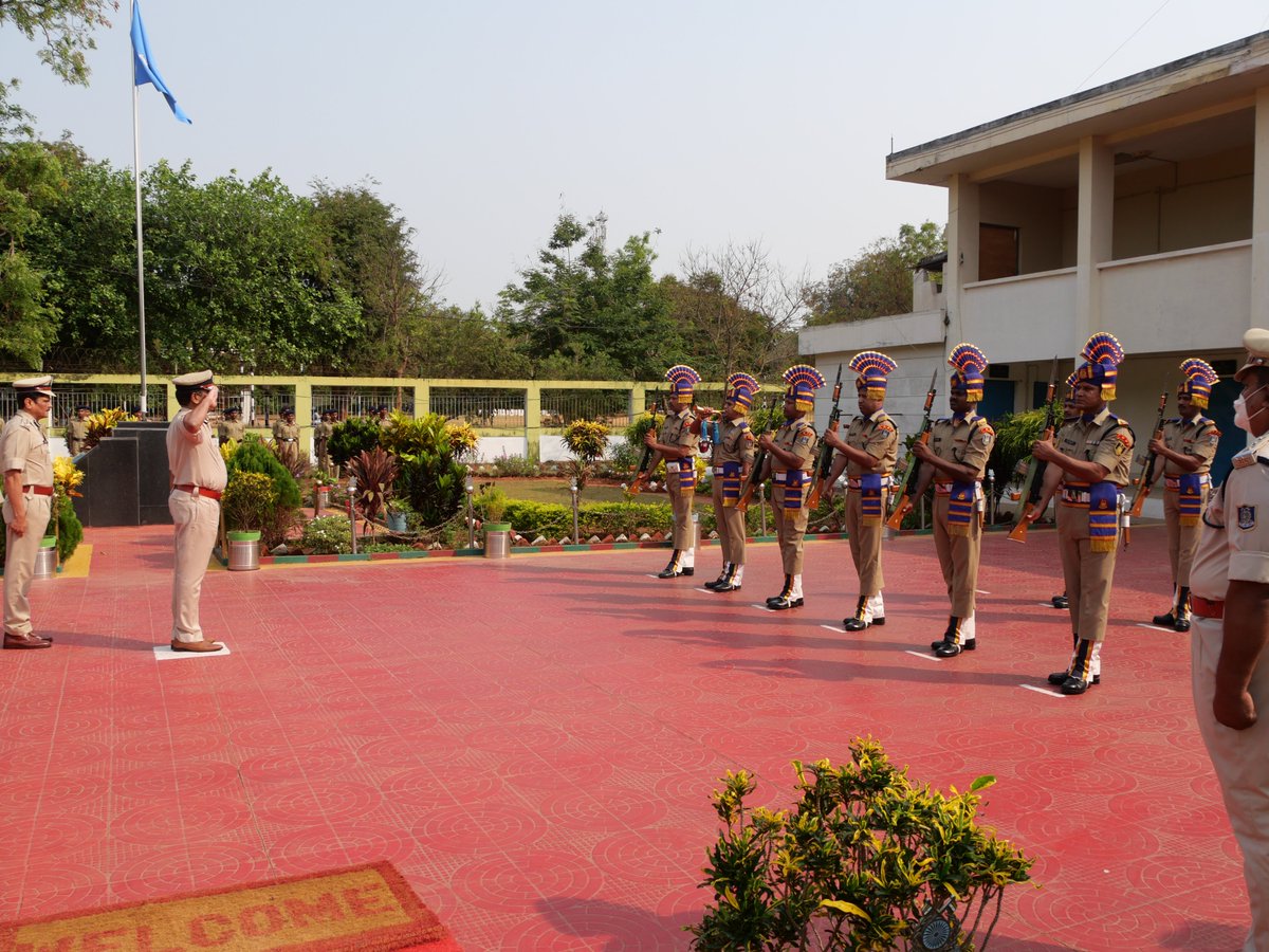 CRPF_Odisha's tweet photo. On the occasion of #ValourDay, Sh. S. K. Mohanty, IG CRPF took salute at Quarter Guard. In his address he mentioned about the exemplary courage and valour shown by a small contingent of CRPF by repulsing an invading Pakistan Army brigade in the Rann Of Kutch on 9th April 1965. https://t.co/icEgAkzanU