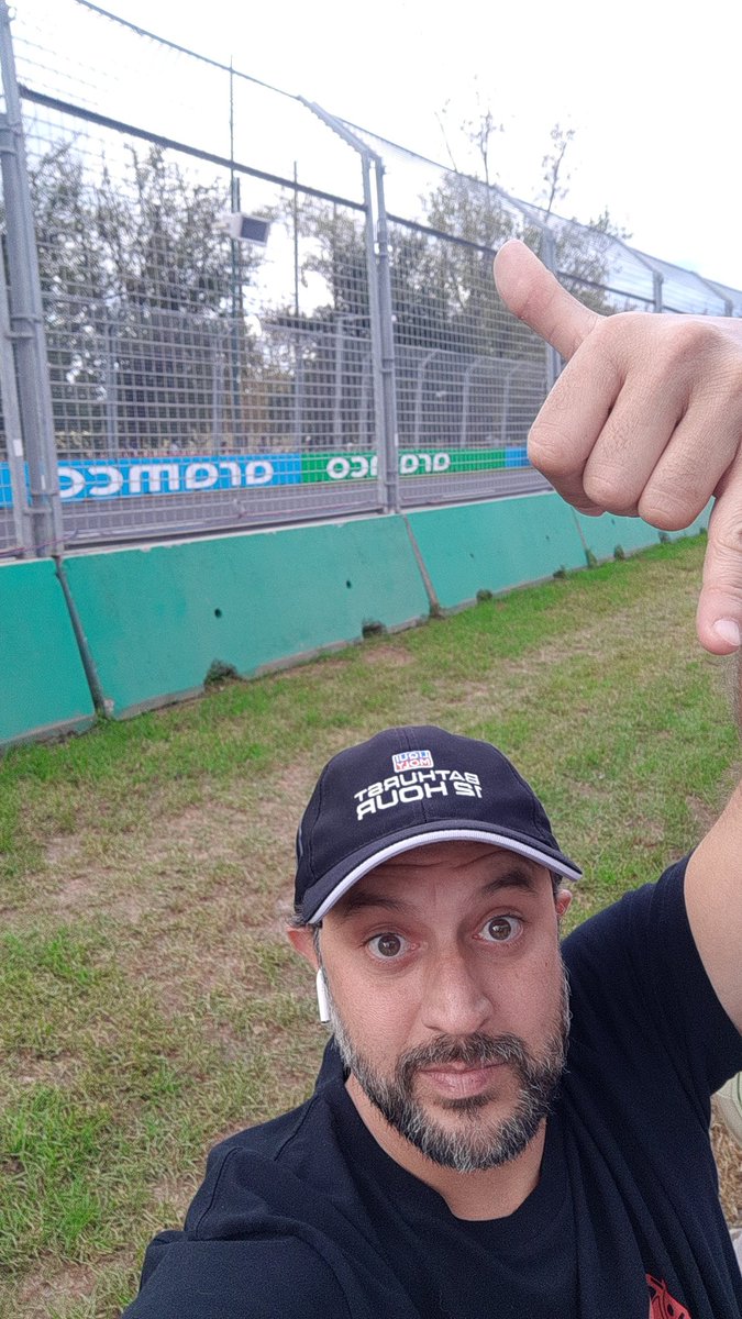 faw2903's tweet photo. @bandsports Fabricio aqui direto de Albert Park. E será que chove? Sol não tem. 
Um abração para a Galera do Bolão Fórmula 1. Firme e forte desde a época do Orkut!!! https://t.co/MmXhIWByAS