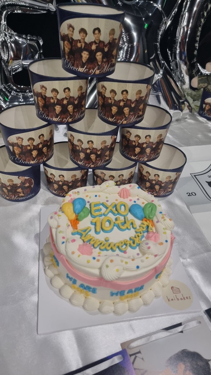 adom_exo's tweet photo. So thankful to @_kaibakes for the surprise cake! It's too pretty to eat 😭💙
#ADecadeOfMemories_EXO
#EXO #1ΞX0 #엑소 #EXO #10YearsWithEXO #EXO10thYearAnniversary https://t.co/KW8RqvdXp2