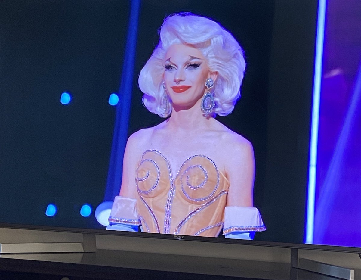 MsgVikki's tweet photo. “White pumps are the true sign of a wh***” - Ru to Bosco.
This look, omg!! 😍 #bosco #ruquotes #rpdr14 #rpdr https://t.co/I8jsSdNlqH