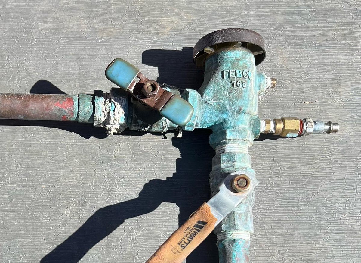 MCSBuild's tweet image. The only way to remove the #rusty #copperpipe and use again with the new #pvb #backflowpreventer is use @pipevise #pipevise 🔧 #irrigationsystem 💦 #highlandsranchcolorado