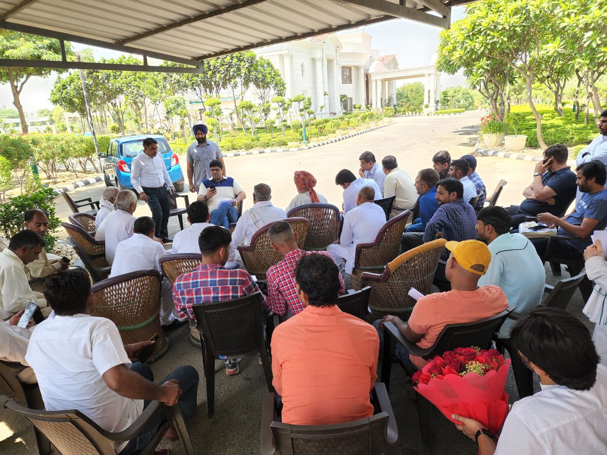 Dchautala's tweet photo. दिल्ली निवास पर आज आपके साथ, हालचाल और बातचीत के साथ आपकी परेशानियों का हल भी ... https://t.co/aQpof5veYA