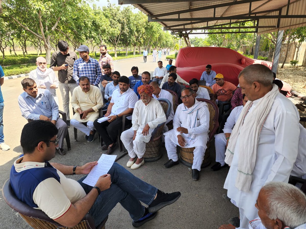 Dchautala's tweet photo. दिल्ली निवास पर आज आपके साथ, हालचाल और बातचीत के साथ आपकी परेशानियों का हल भी ... https://t.co/aQpof5veYA