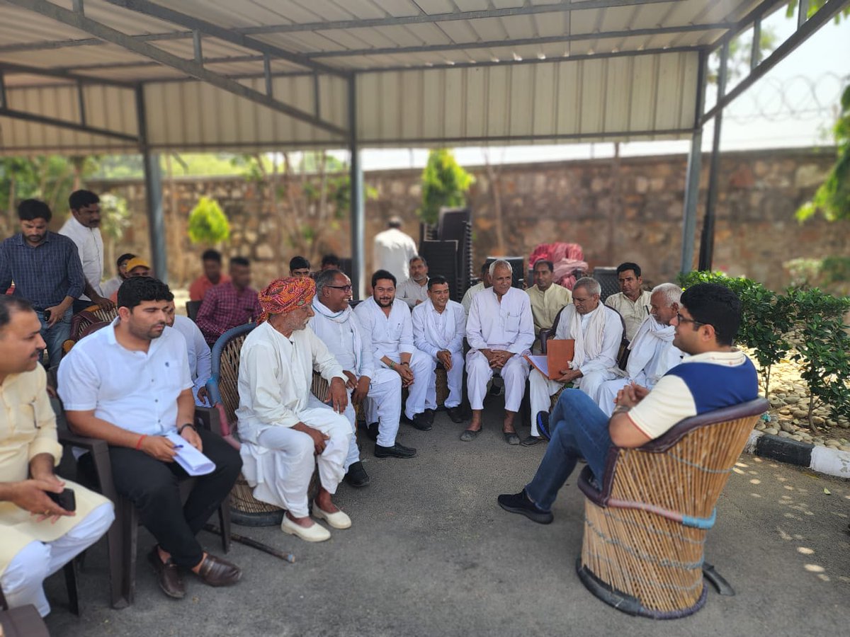 Dchautala's tweet photo. दिल्ली निवास पर आज आपके साथ, हालचाल और बातचीत के साथ आपकी परेशानियों का हल भी ... https://t.co/aQpof5veYA