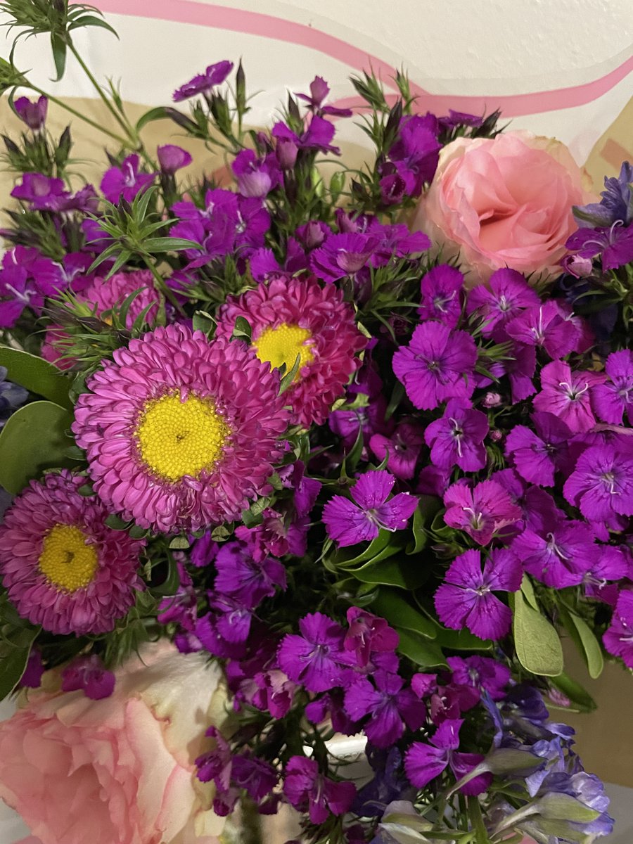 michellenvmengu's tweet photo. Gorgeous flowers from #TraderJoes !! My friends call it TJ's. Is that just us? #rsj108 @yenatheory https://t.co/4zjYWmexlA