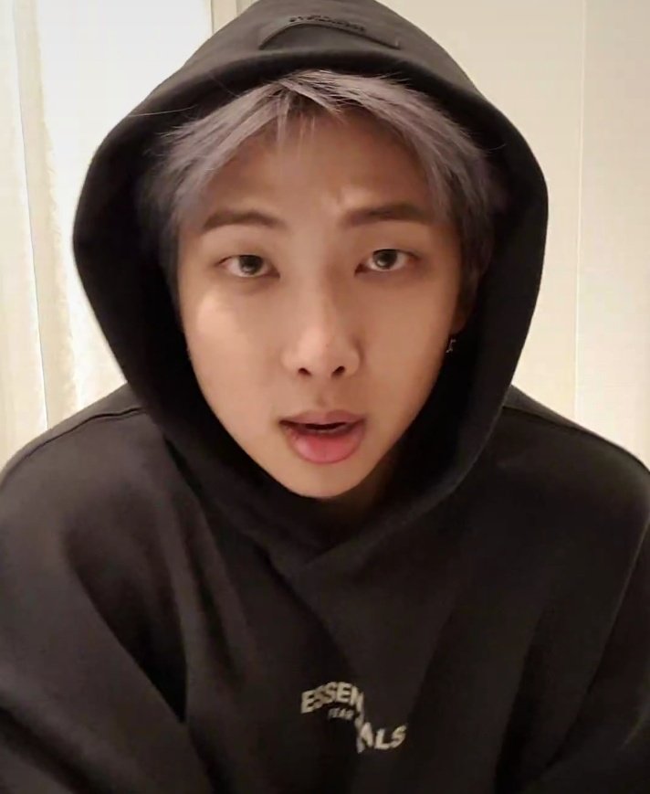 YDMM07HOBI's tweet photo. TRADUCCIONES DEL V-LIVE  DE NAMJOON  🐨💜📸

TITULO : Namjoonssi

🐨:Vine aquí porque siento que no he estado aquí por un Tiempo!!

(+) https://t.co/5qcCZh9ySg