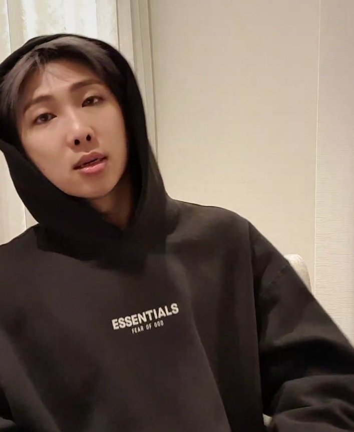 YDMM07HOBI's tweet photo. TRADUCCIONES DEL V-LIVE  DE NAMJOON  🐨💜📸

TITULO : Namjoonssi

🐨:Vine aquí porque siento que no he estado aquí por un Tiempo!!

(+) https://t.co/5qcCZh9ySg