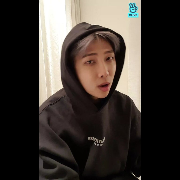 (แปล) ไลฟ์ 남준씨..

🐨ขอโทษที่เมคอัพอาจจะเลอะหน่อยนะครับเพราะผมรีบมาไลฟ์หลังจบคอนเลย
🐨ได้ยินว่าเดี๋ยวนี้เค้าวิดีโอคอลแบบแนวตั้งกันสินะครับ
🐨เดี๋ยวนี้การขอพวกเราแต่งงานมันเป็นเทรนด์หรอครับ

#Namjoon #방탄소년단 <a href="/BTS_twt/">방탄소년단</a> 
©️ miiniyoongs