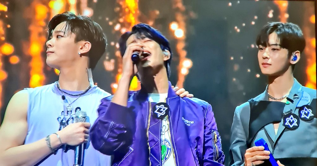 mj_ArRoha's tweet photo. like the stars, i'm always around 
i love you so much mj ♡ 

#MJ #GEMINI #엠제이 #ASTRO #GATE6 https://t.co/OYIY0qVPxn