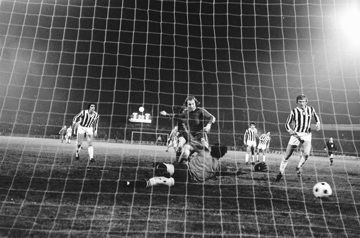 Voetballegends1's tweet photo. Vandaag 47 jaar geleden speelde @fctwente de heenwedstrijd in de 1/2 finale van de UEFA Cup tegen Juventus. Op 9 april 1975 won FC Twente in het Diekman Stadion met 3-1. Op de foto van het Nationaal Archief maakt Jan Jeuring de 1-0. #fctwente #enschede #juventus #jeuring #zoff https://t.co/EQMxVG39h6