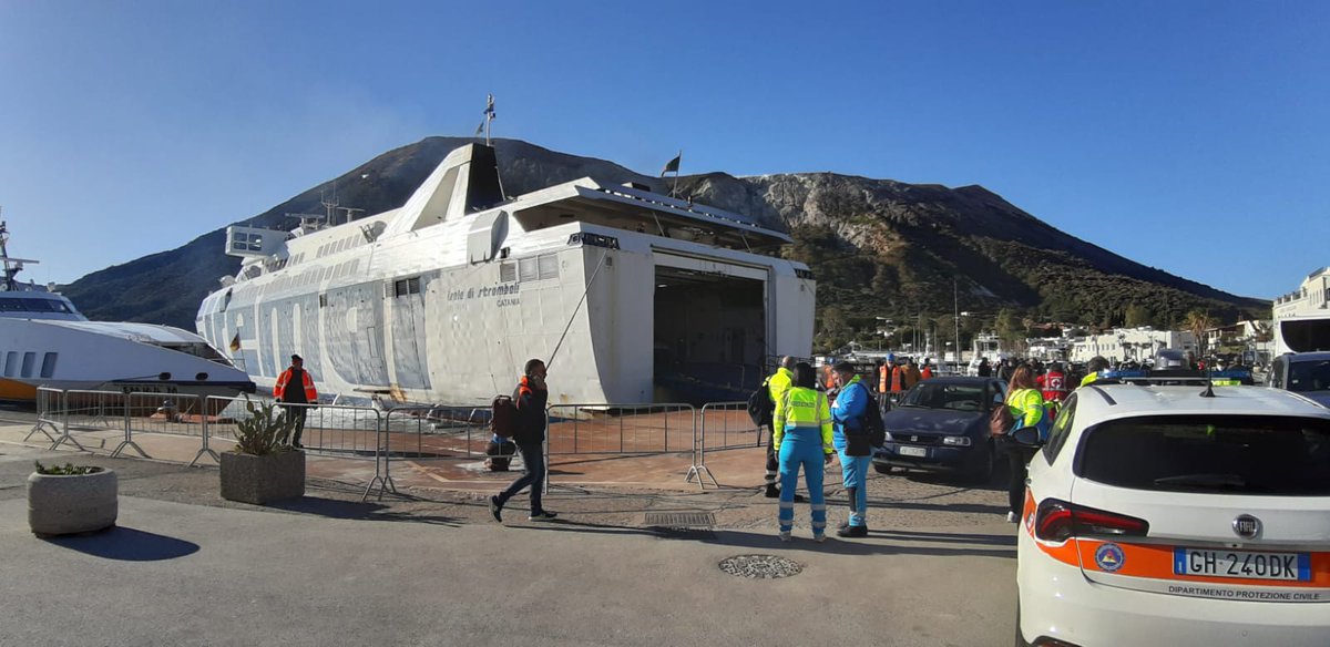 DPCgov's tweet photo. #9aprile 🚢🚁 Le navi sono pronte per la simulazione di allontanamento dall’Isola, le Strutture Operative al lavoro per le attività di assistenza alla popolazione. Faremo #protezionecivile, tutti insieme. 
🌋È iniziata l’esercitazione nazionale #Vulcano2022! https://t.co/evgDuUXybC