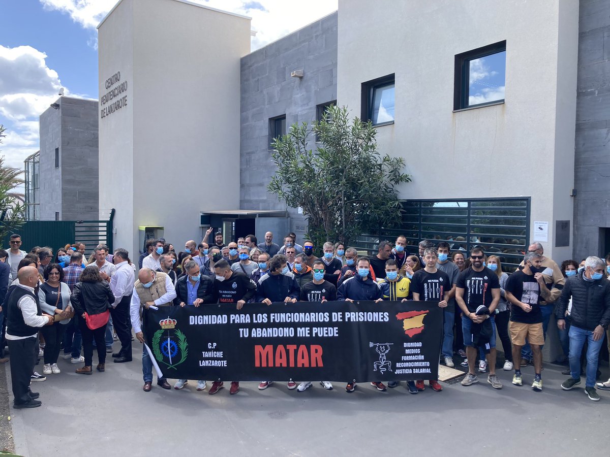 urko87933308's tweet photo. Hace unos días nos concentramos para condenar y apoyar a nuestros 5 compañeros agredidos por un interno. Tienen todo nuestro apoyo, NO + AGRESIONES en #SOSPRISIONES @tu_abandono @TAMPM_Lanzarote https://t.co/dm6tUL9SkW