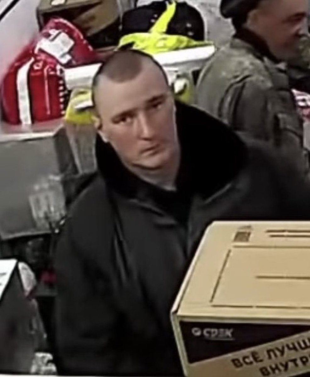 На фото офицер российской армии - Коваленко Евгений Евгеньевич. Он украл из Бучи и городов под Киевом почти полтонны имущества: инструменты, музыкальные колонки,стол, палатку и многое другое. В родной город Рубцовск (Алтайский край) мародер отправил 17 посылок общим весом в 440кг