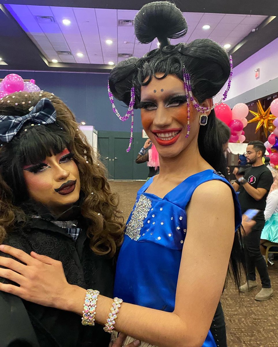 GeorvanDoll's tweet photo. ayudar a cumplir el sueño de muchxs 💖✨ y aquí les dejo unas fotitos con mamá Bree, Mista, @Margaretyya Ya, @PatyPinata y por supuesto a la ganadora de @RegiasDelDrag @mercuria_exe 👑✨@BreeConMx
#dragregio #makeup #dragartist #queer #nonbinary #nonbinaryartist #lgbt #lgbtq https://t.co/iQNXKwczHT