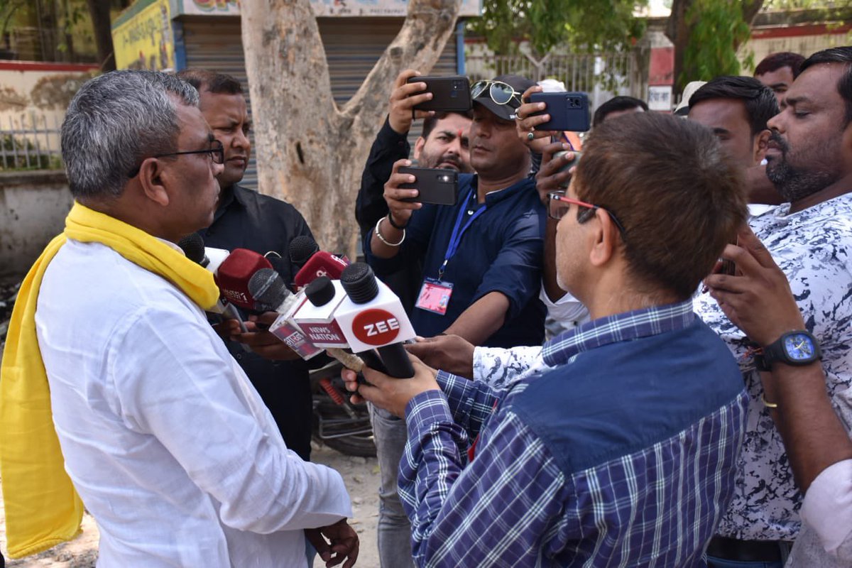 oprajbhar's tweet photo. जनपद गाजीपुर में नए कीर्तिमान के सृजन हेतु
 जनपद गाज़ीपुर स्थित क्षेत्र पंचायत सदर  मतदान  केंद्र पहुँच कर  MLC चुनाव में अपने मताधिकार का उपयोग किया। https://t.co/BnCHfAHlq6