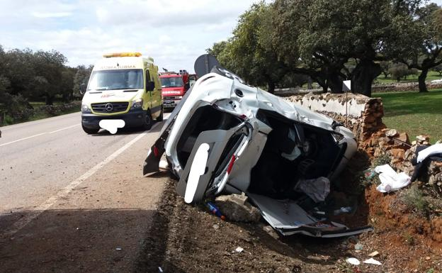 abpex_es's tweet photo. https://t.co/96eX58Cb7o Efectivos de los bomberos tuvieron que intervenir tras quedar atrapado el conductor del coche @LeyBomberosExtr  @SCIS_Ba_Libre https://t.co/zBwctCyJZR