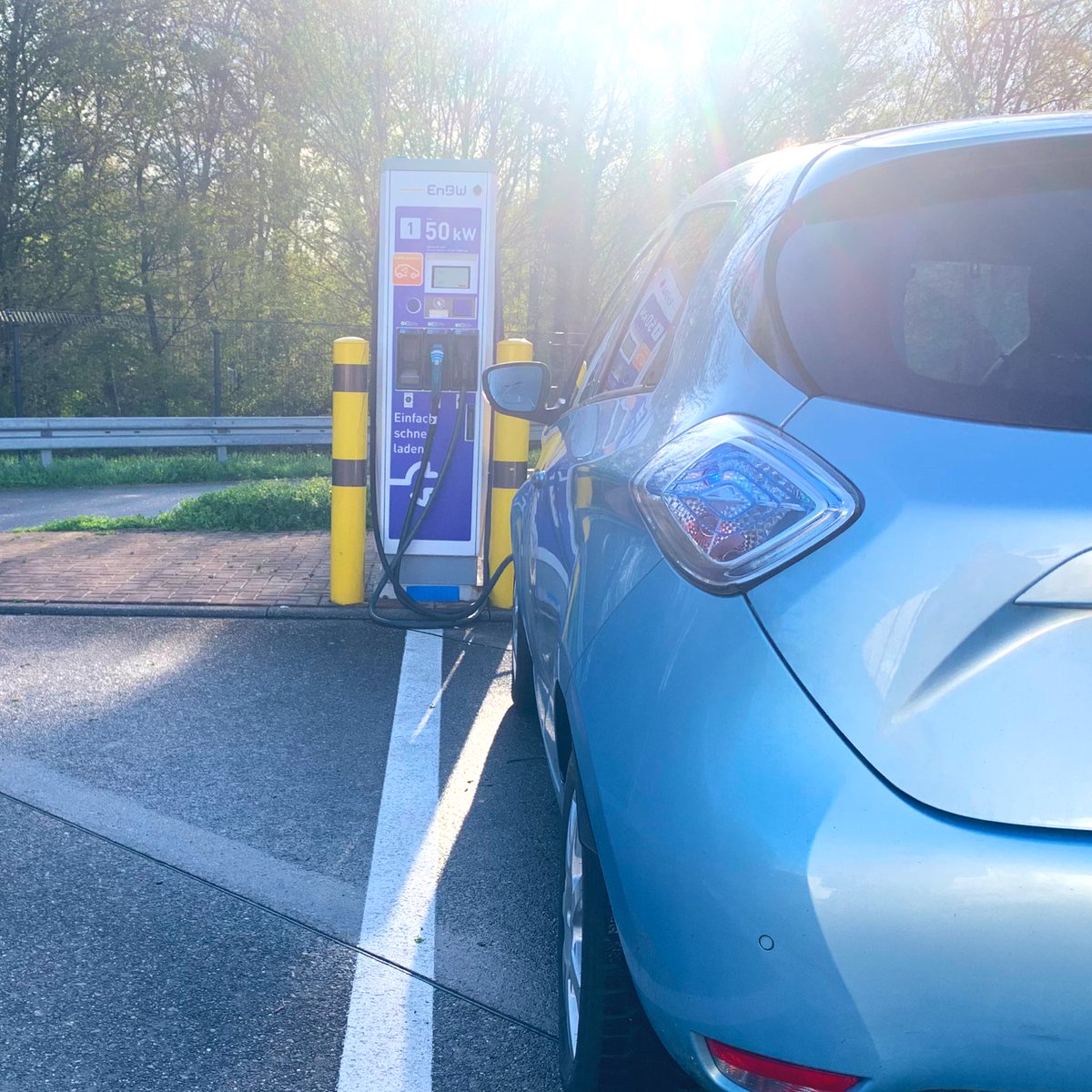 sbamueller's tweet photo. Auf dem Weg nach Karlsruhe um einen Vortrag zum Thema @balkonsolar zu halten. Ladestropp mit der #Zoe. Erste Langstrecke seit ich sie 2020 gebraucht gekauft habe.
Praktisch der EnBW+ 43 Kw Typ2 Lader. #emobility https://t.co/6H6T85OGCc