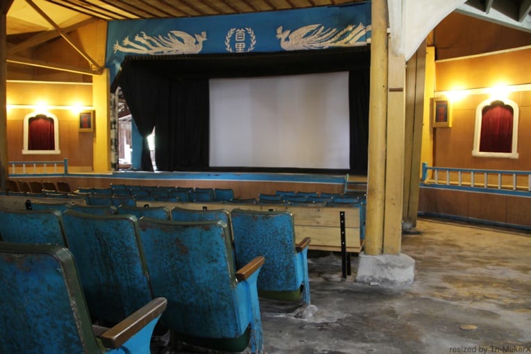 ◆ 沖縄最古のピンク映画❤️専門映画館

【建物の昭和レトロも興味深い】1950年のオープン当時は、演劇と映画の劇場として沖縄の芸能文化の中心だった『首里劇場』。一日中いても800円、夫婦割引で500円と、お試ししやすい価格設定｜
<a href="/herenowjp/">HereNow JP</a>
▼
herenow.city/okinawa/venue/…