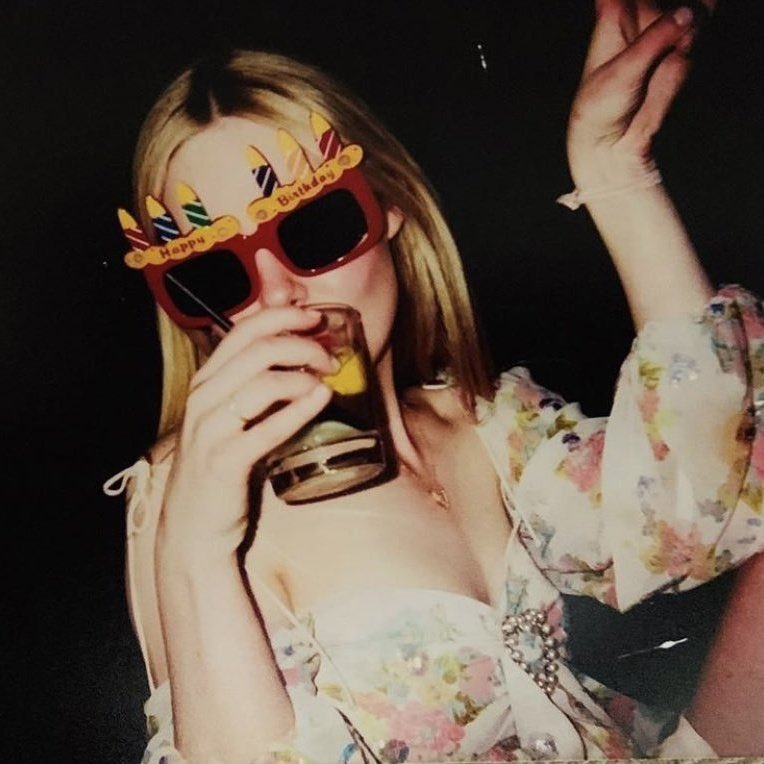 Happy birthday to Elle Fanning!
we love you 