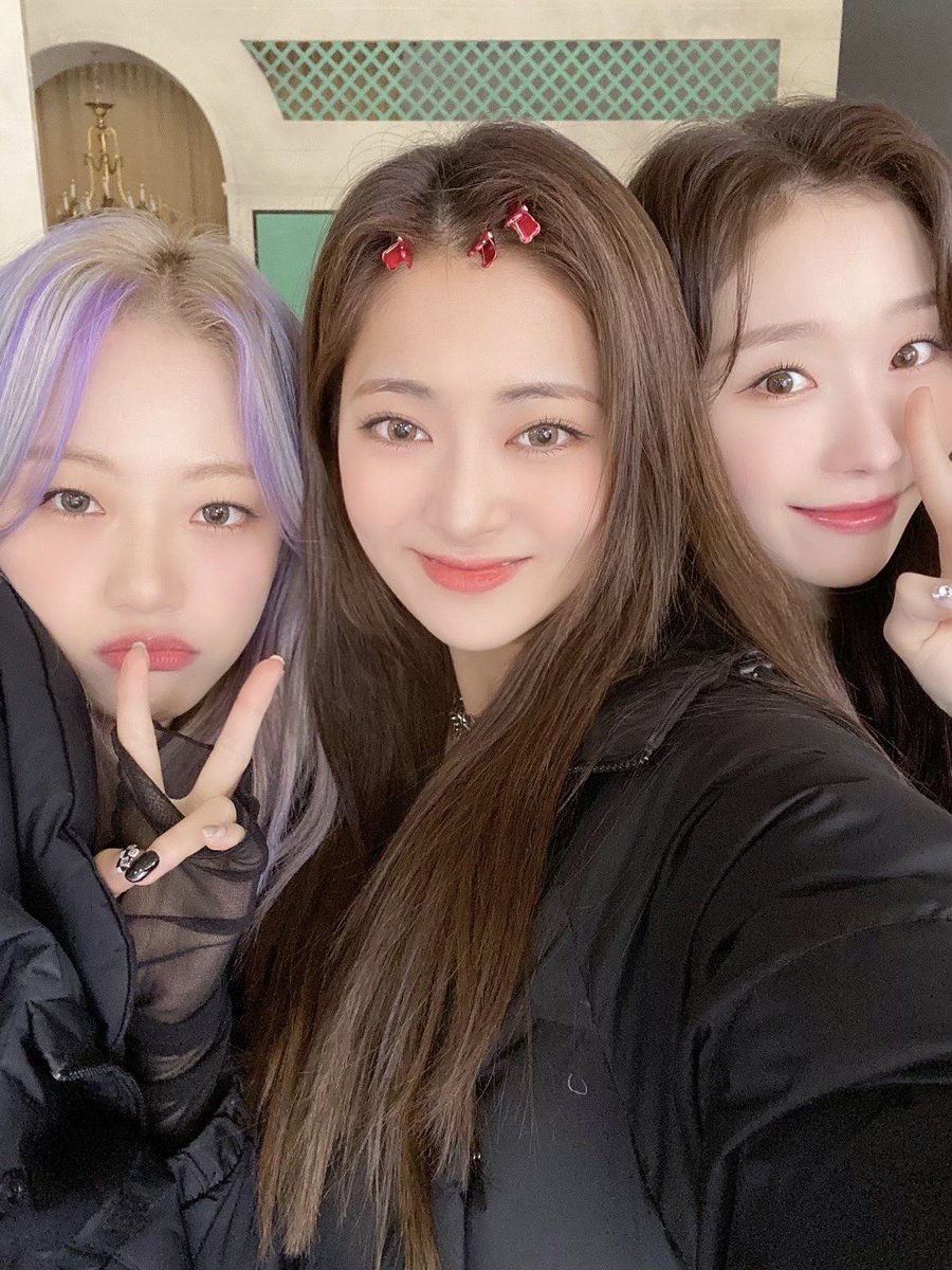 cignature_J9's tweet photo. 울 언니들이랑~😆❤
여기가 어디일까요~~~?!! ㅎㅎ

#시그니처 #cignature #세미 #Semi https://t.co/jRIv0EgrHA