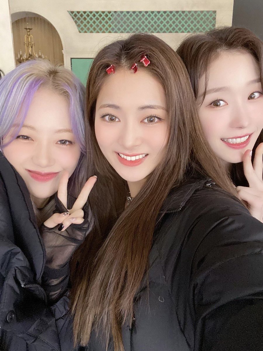 cignature_J9's tweet photo. 울 언니들이랑~😆❤
여기가 어디일까요~~~?!! ㅎㅎ

#시그니처 #cignature #세미 #Semi https://t.co/jRIv0EgrHA