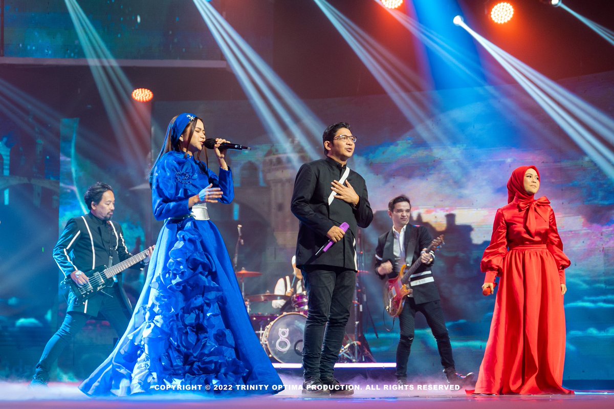TrinityOptimaP's tweet photo. Moment @UNGU_Tweet bersama Rhoma Irama, Lesti, Rara Lida &amp; Selfi Lida di panggung Euforia 2 Dunia, Ramadan &amp; Piala Dunia Indosiar beberapa waktu lalu. 

More photos:
https://t.co/xcKGs325lT

#unguband #ungu #rhomairama #lestykejora #raralida #selfilida https://t.co/xWczm1h0qm