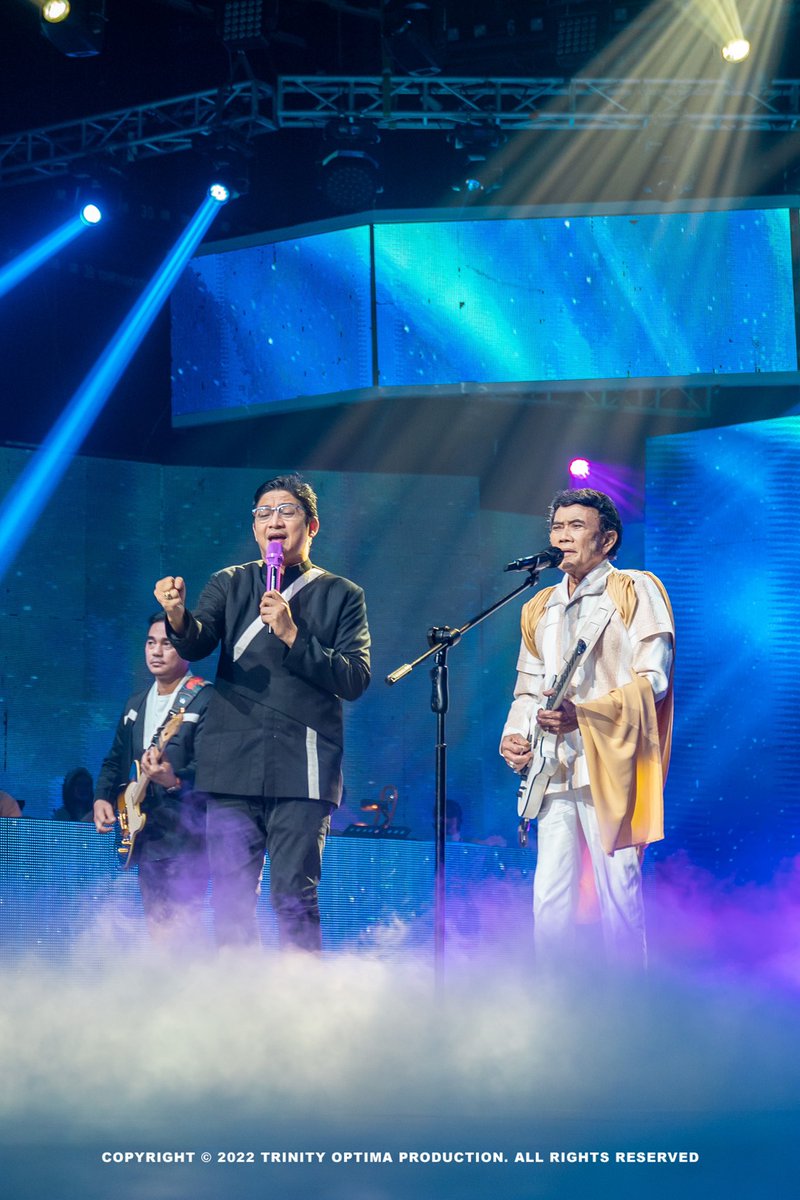 TrinityOptimaP's tweet photo. Moment @UNGU_Tweet bersama Rhoma Irama, Lesti, Rara Lida &amp; Selfi Lida di panggung Euforia 2 Dunia, Ramadan &amp; Piala Dunia Indosiar beberapa waktu lalu. 

More photos:
https://t.co/xcKGs325lT

#unguband #ungu #rhomairama #lestykejora #raralida #selfilida https://t.co/xWczm1h0qm