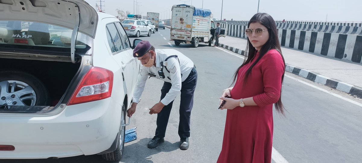 Akansha19988319's tweet image. We got stuck near chipyana ghaziabad and our car tyre got punctured. On duty head constable yashpal singh was present and he helped us during his duty. Thank you so much sir for your help. 
@SspGhaziabad @uptrafficpolice @Gzbtrafficpol
