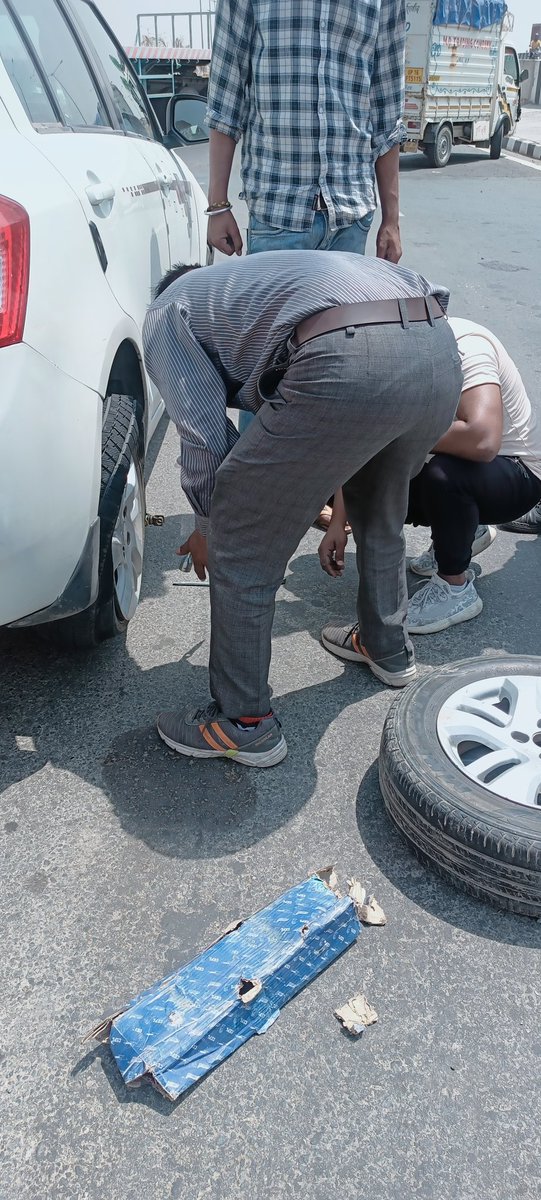 Akansha19988319's tweet image. We got stuck near chipyana ghaziabad and our car tyre got punctured. On duty head constable yashpal singh was present and he helped us during his duty. Thank you so much sir for your help. 
@SspGhaziabad @uptrafficpolice @Gzbtrafficpol
