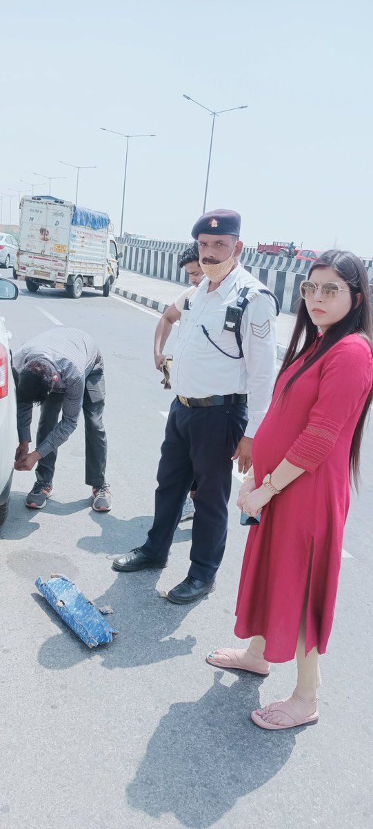 Akansha19988319's tweet image. We got stuck near chipyana ghaziabad and our car tyre got punctured. On duty head constable yashpal singh was present and he helped us during his duty. Thank you so much sir for your help. 
@SspGhaziabad @uptrafficpolice @Gzbtrafficpol
