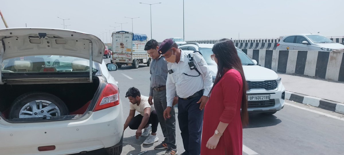 Akansha19988319's tweet image. We got stuck near chipyana ghaziabad and our car tyre got punctured. On duty head constable yashpal singh was present and he helped us during his duty. Thank you so much sir for your help. 
@SspGhaziabad @uptrafficpolice @Gzbtrafficpol