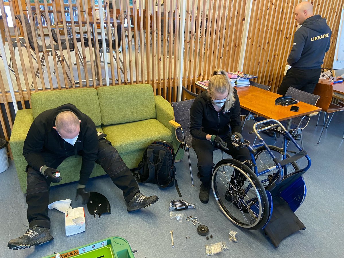 Ukrainan paralympiajoukkueelle huollettiin perjantaina myös pyörätuolit. Osa olikin ehtinyt mennä varsin heikkoon kuntoon. Kiitos nopeasta avusta suomalaisen apuvälineosaajan Haltijan ammattilaisille! 🙏 <a href="/ukrparalympic/">paralympic.org.ua</a> <a href="/FinnParalympic/">Suomen Paralympiakomitea</a> #paraurheilu #paralympics #paralympia
