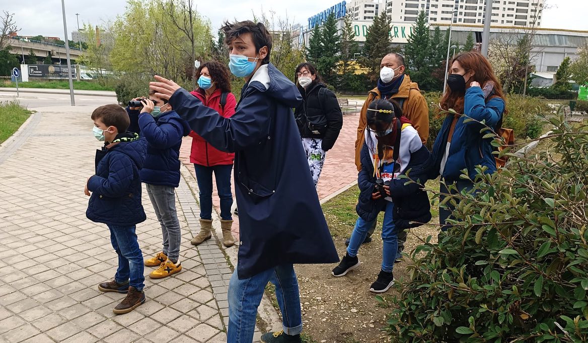 SOScotorras's tweet photo. "Mira un mirlo, y allí dos cotorras!", el taller didáctico artístico de #redesporelclima con los peques ha sido un éxito. "Lo hemos pasado increíble", publica Lidia Toga en Instagram. #EducarEnValores #NiñosAmigosDeLasAves #MisVecinasLasAves #MadridVerdeCotorra #TratoÉticoYA https://t.co/STYw5OiVNH