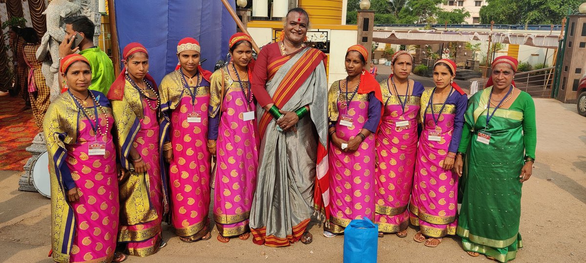 ManjammaJogathi's tweet photo. ರಾಜ್ಯದ ಎಲ್ಲಾ ಜಿಲ್ಲೆಗಳ ಜಾನಪದ ಕಲಾವಿದರು ನಮ್ಮ ವಿಜಯನಗರಕ್ಕೆ ಆಗಮಿಸಿ-ಈ ಸ್ಥಳವನ್ನು ಮತ್ತೊಮ್ಮೆ ವಿಜಯನಗರದ ಗತವೈಭವವನ್ನು ನೆನಪಿಸುತ್ತಿದ್ದಾರೆ.
ಎಲ್ಲರನ್ನೂ ಬರಮಾಡಿಕೊಂಡ ಕ್ಷಣಗಳು @JanapadaAcademy @KarnatakaWorld @incredibleindia
#IncredibleIndia #OneStateManyWorld #ಜಾನಪದಸಂಭ್ರಮ೨೦೨೨ #JanapadaSambhrama2021 https://t.co/kBav0PBiaO