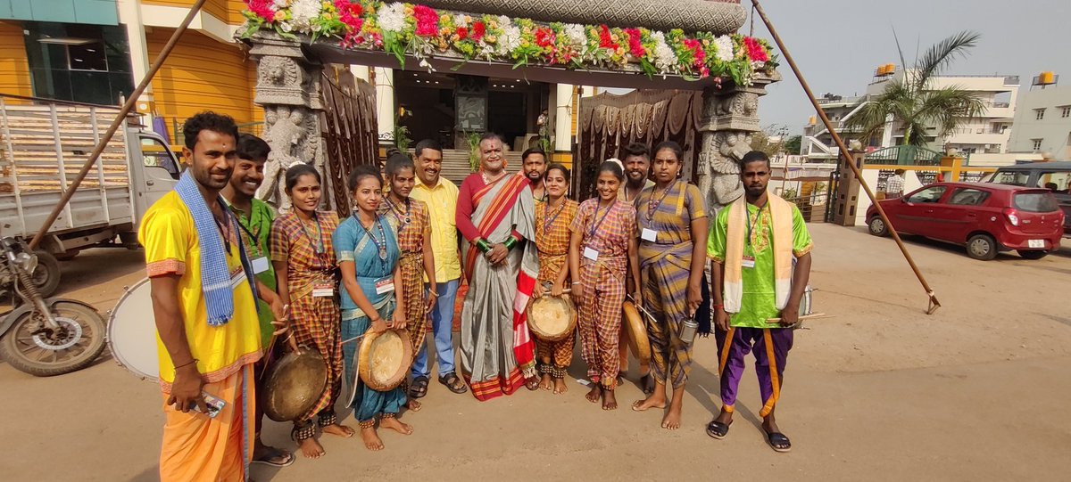 ManjammaJogathi's tweet photo. ರಾಜ್ಯದ ಎಲ್ಲಾ ಜಿಲ್ಲೆಗಳ ಜಾನಪದ ಕಲಾವಿದರು ನಮ್ಮ ವಿಜಯನಗರಕ್ಕೆ ಆಗಮಿಸಿ-ಈ ಸ್ಥಳವನ್ನು ಮತ್ತೊಮ್ಮೆ ವಿಜಯನಗರದ ಗತವೈಭವವನ್ನು ನೆನಪಿಸುತ್ತಿದ್ದಾರೆ.
ಎಲ್ಲರನ್ನೂ ಬರಮಾಡಿಕೊಂಡ ಕ್ಷಣಗಳು @JanapadaAcademy @KarnatakaWorld @incredibleindia
#IncredibleIndia #OneStateManyWorld #ಜಾನಪದಸಂಭ್ರಮ೨೦೨೨ #JanapadaSambhrama2021 https://t.co/kBav0PBiaO