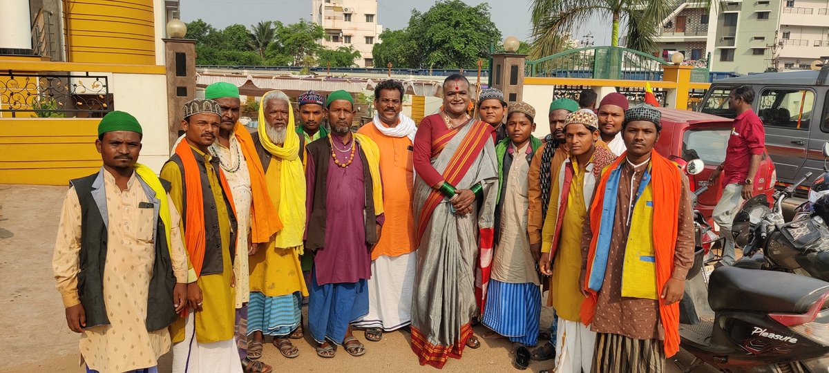 ManjammaJogathi's tweet photo. ರಾಜ್ಯದ ಎಲ್ಲಾ ಜಿಲ್ಲೆಗಳ ಜಾನಪದ ಕಲಾವಿದರು ನಮ್ಮ ವಿಜಯನಗರಕ್ಕೆ ಆಗಮಿಸಿ-ಈ ಸ್ಥಳವನ್ನು ಮತ್ತೊಮ್ಮೆ ವಿಜಯನಗರದ ಗತವೈಭವವನ್ನು ನೆನಪಿಸುತ್ತಿದ್ದಾರೆ.
ಎಲ್ಲರನ್ನೂ ಬರಮಾಡಿಕೊಂಡ ಕ್ಷಣಗಳು @JanapadaAcademy @KarnatakaWorld @incredibleindia
#IncredibleIndia #OneStateManyWorld #ಜಾನಪದಸಂಭ್ರಮ೨೦೨೨ #JanapadaSambhrama2021 https://t.co/kBav0PBiaO
