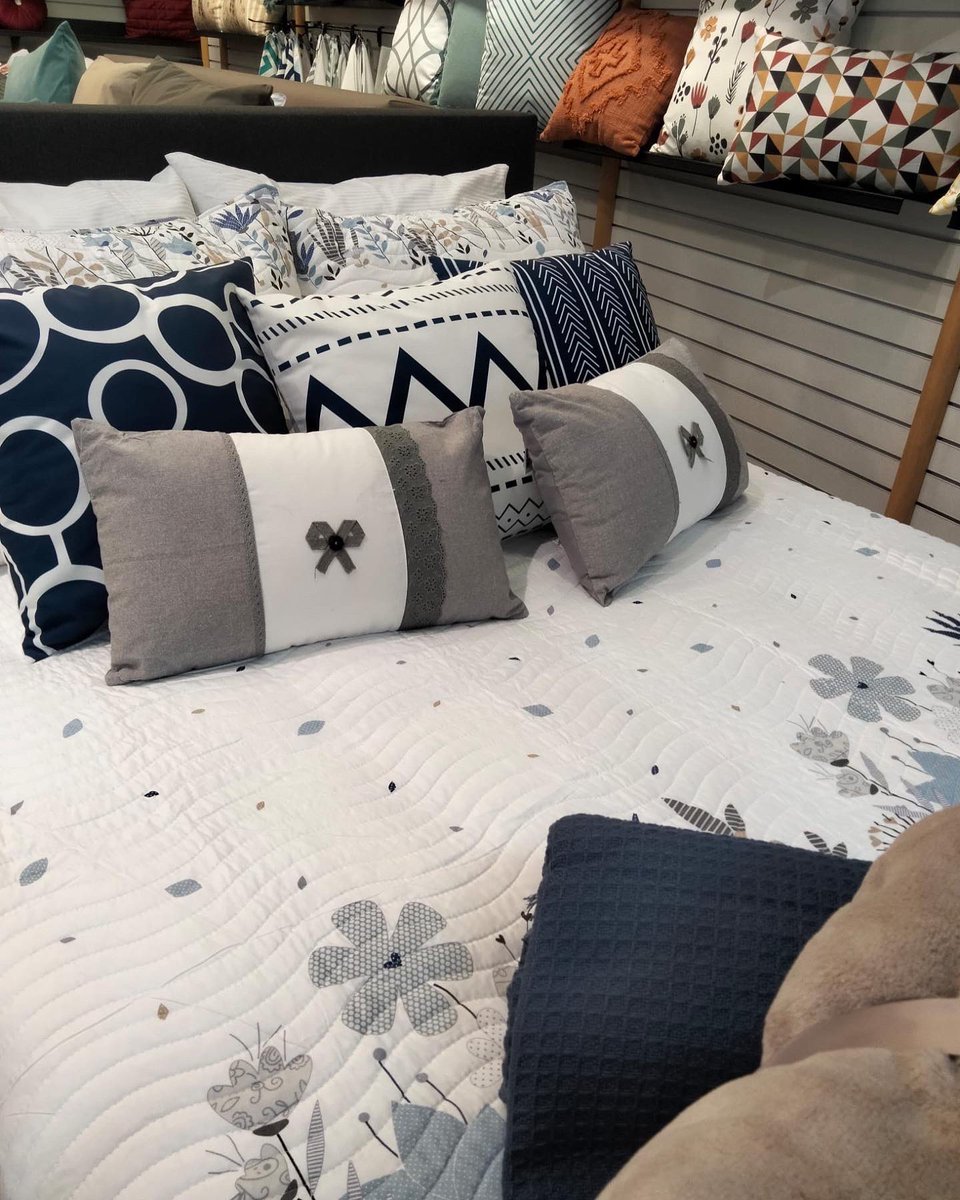 DiCocamas's tweet photo. Nueva colcha con fondo blanco y esos tonos azules que tanto nos gustan en  primavera. Combínala con infinidad de cojines y por supuesto tenemos nuestras colchas multiusos y las mantas de primavera para acompañar a esta magnífica colcha. Ven a visitarnos y deléitate con nuestro ?! https://t.co/jIa9IhHOZb