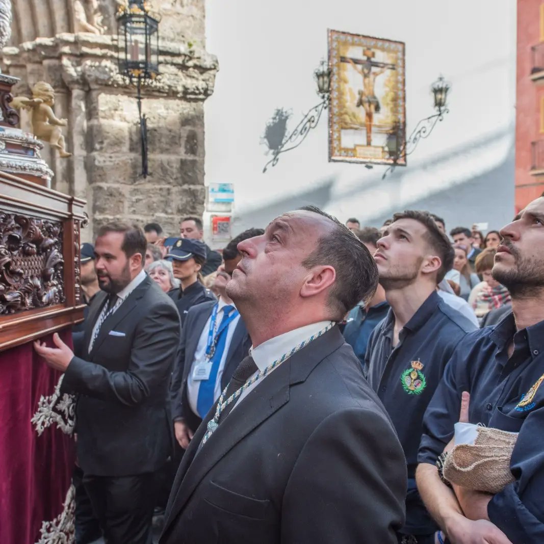 HdadHiniesta's tweet photo. Por nuestros Hermanos Costaleros, que en pocas horas volveréis a tener el privilegio de ser el caminar de Nuestra Fe, y llevar sobre vuestros hombros el consuelo y la oración de Nuestros Hermanos.

#LaHiniesta22
#SiempreHiniesta 
#LaHiniestaEresTú https://t.co/UMlrzkDghm